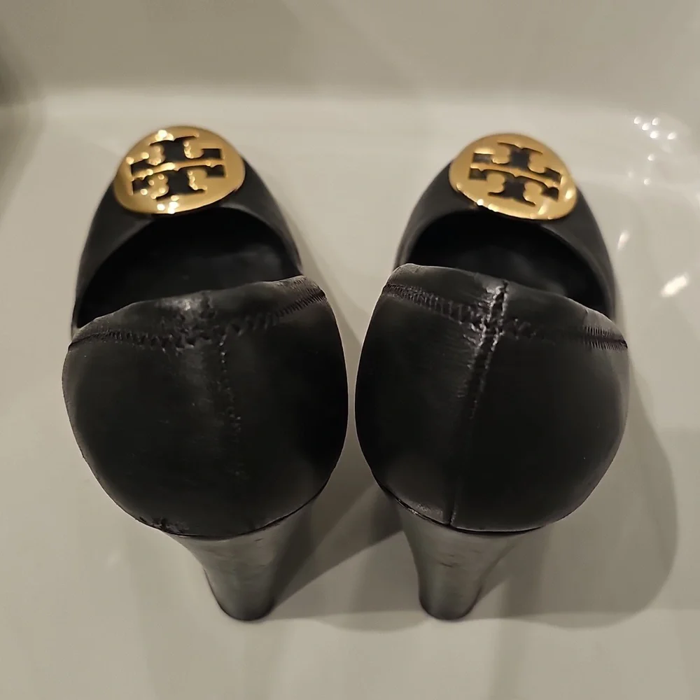 TORY BURCH Black and Gold Wedge Pumps Sally Sophie